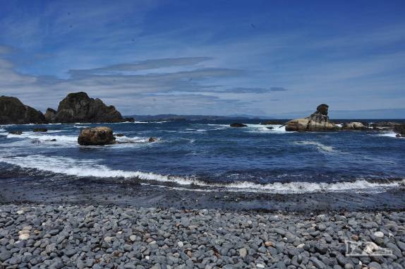 Praia de pedras no noroeste da ilha de Chiloé, no sul do Chile